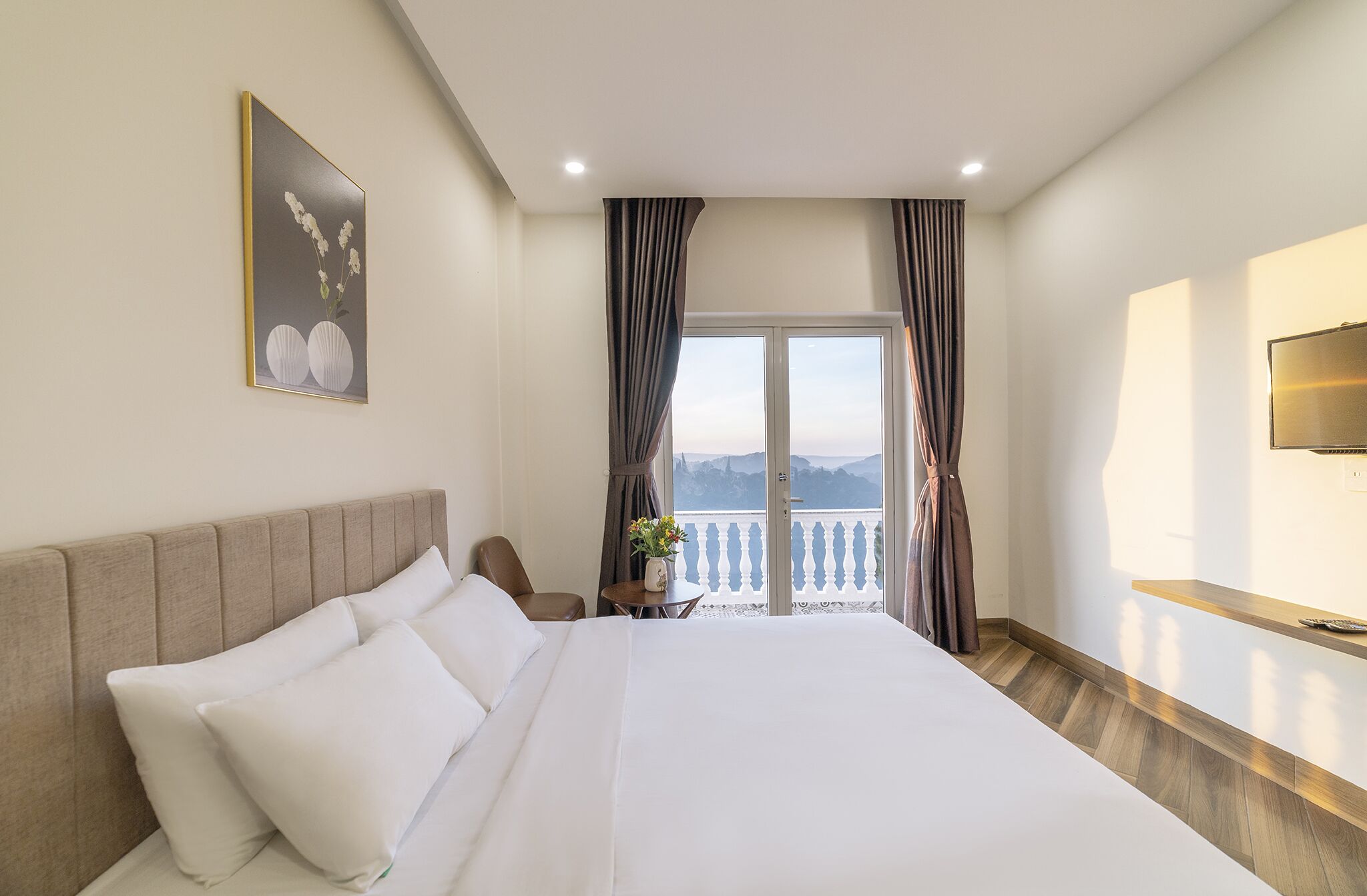 Escritorio, wifi gratis y ropa de cama 