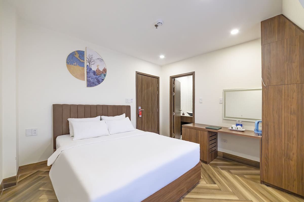 Phòng đôi Deluxe, 1 giường cỡ queen, quang cảnh thành phố | 1 phòng ngủ, bàn, truy cập Internet không dây miễn phí, bộ trải giường