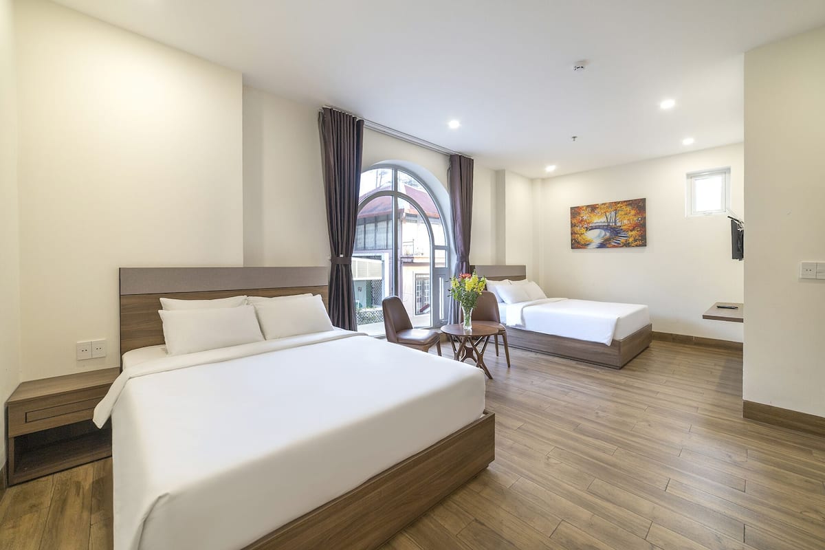 Phòng 4 dành cho gia đình, 2 giường cỡ queen, quang cảnh thành phố | 1 phòng ngủ, bàn, truy cập Internet không dây miễn phí, bộ trải giường
