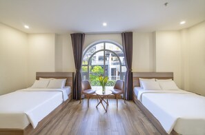 Habitació quàdruple familiar, 2 llits de matrimoni, vistes a la ciutat | Escriptori, wifi gratuïta i roba de llit 