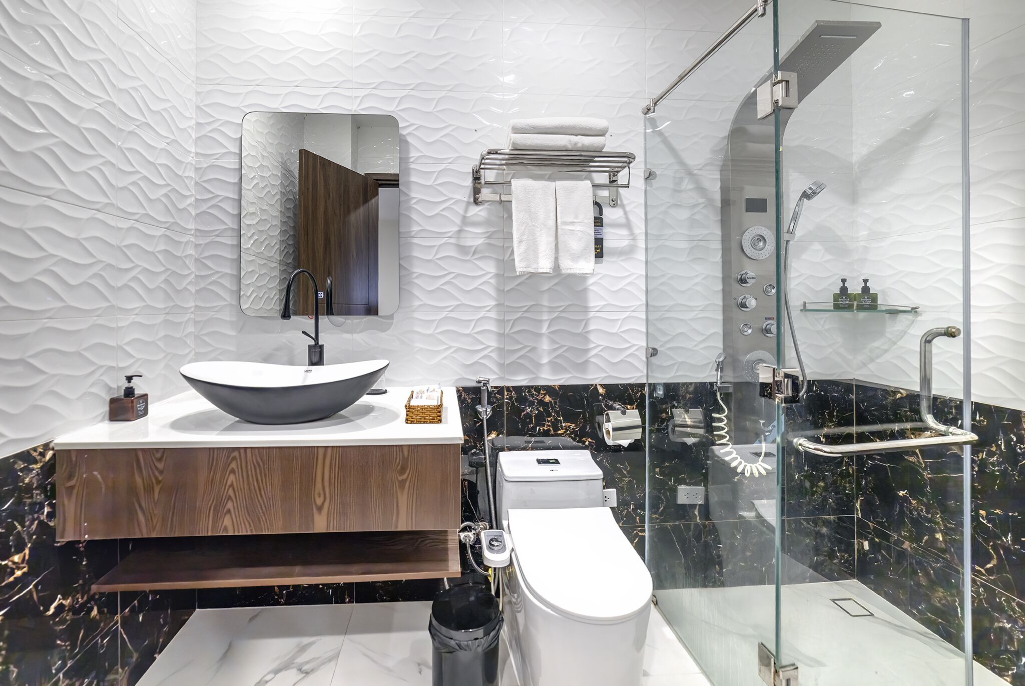 Dobbeltrom – deluxe, 1 queensize-seng, byutsikt | Bad | Dusj, toalettartikler (inkludert), hårføner og tøfler