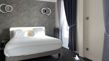 Een minibar met enkele gratis items, individueel gedecoreerd