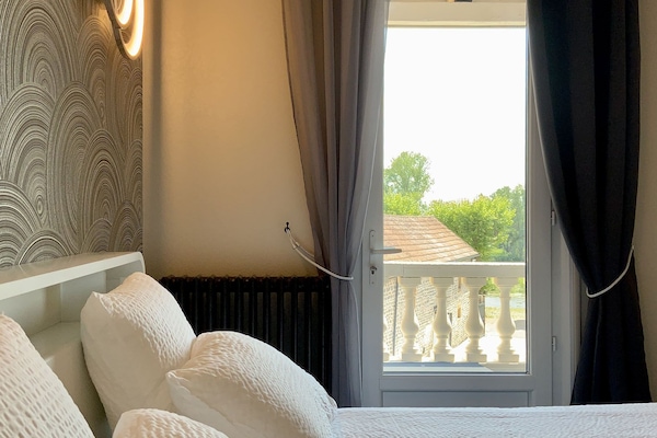 Exclusieve kamer | Een minibar met enkele gratis items, individueel gedecoreerd