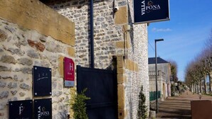 A stone building with a black gate and signs for 'Villa Pona Hotel & Spa'. - Hôtel Villa Pona (Digoin)