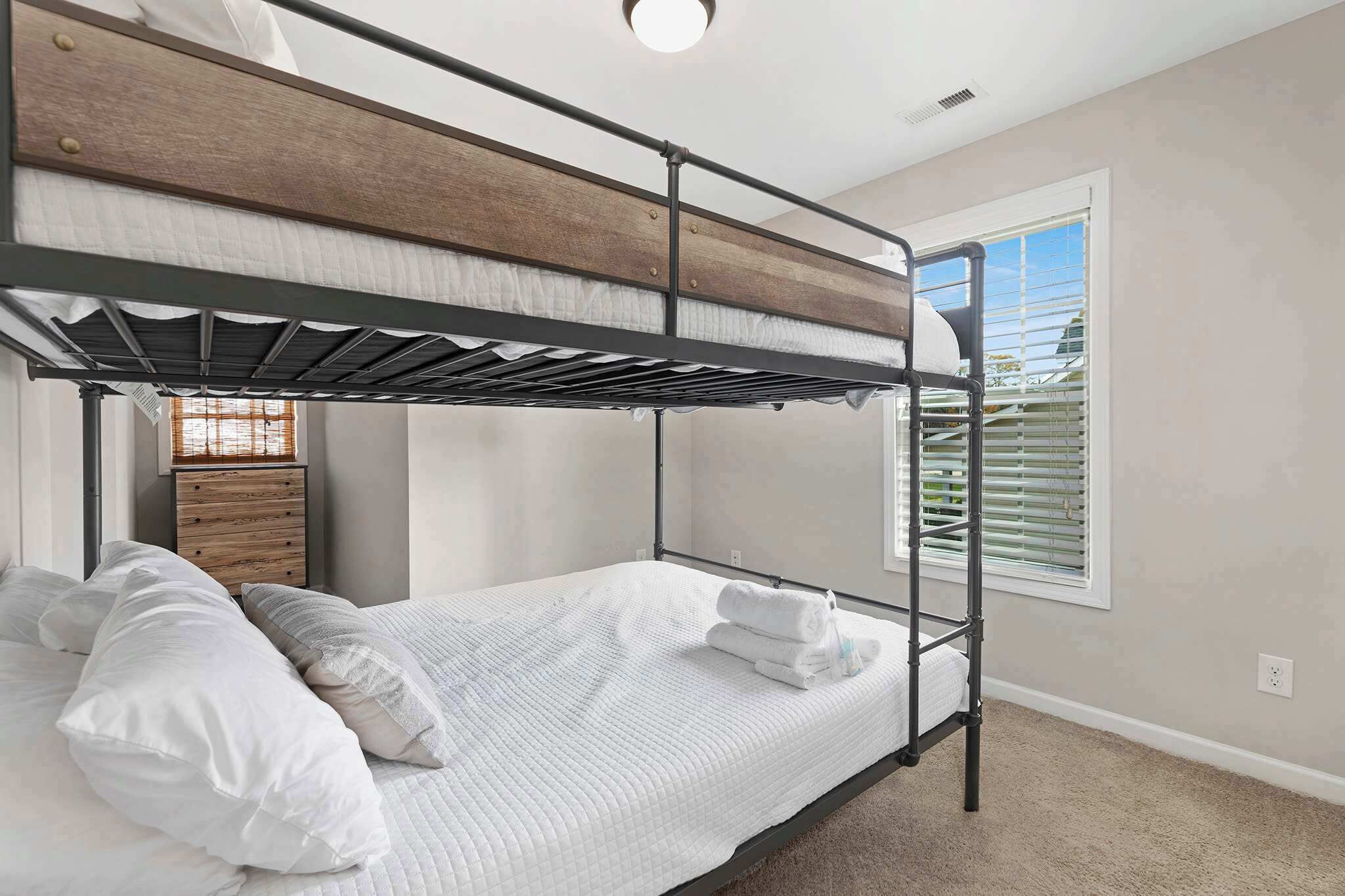 3 habitaciones, tabla de planchar con plancha, wifi y ropa de cama 