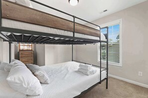 3 slaapkamers, een strijkplank/strijkijzer, wifi, beddengoed