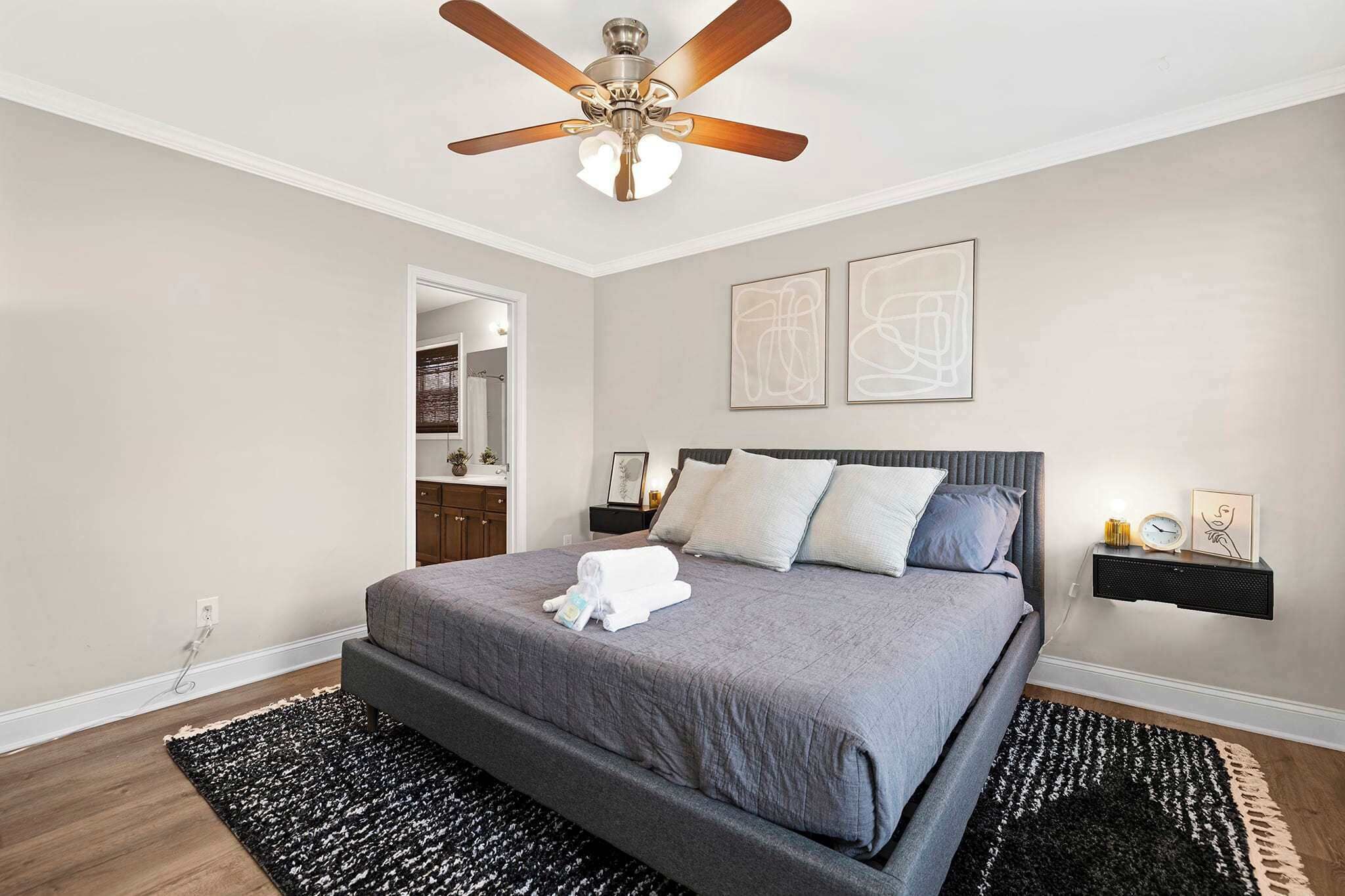 3 habitaciones, tabla de planchar con plancha, wifi y ropa de cama 