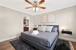 3 bedrooms, iron/ironing board, WiFi, bed sheets - Charming Belmont Retreat - 3 beds & Private Yard (Belmont)