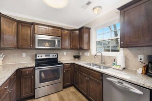 Een koelkast, een microgolfoven, een oven, een kookplaat