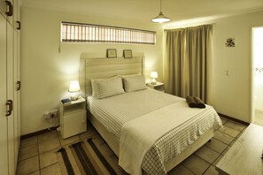 Comfort House | 3 bedrooms, premium bedding, individually decorated - Top Deck Langebaan 6-sleeper (Langebaan)