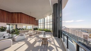 تناول الطعام بالخارج