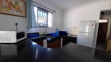 Apartamento conforto | Cozinha privada | Geladeira, micro-ondas, talheres/pratos/utensílios de cozinha