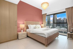 2 habitaciones, escritorio y tabla de planchar con plancha 