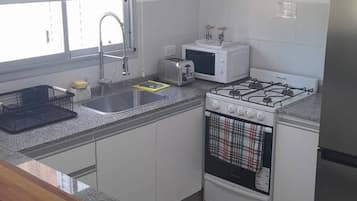 Refrigerador, microondas, horno, placa de cocina