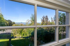 Unclassified image, 5 of 25, button