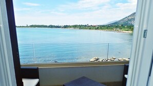 A balcony with a view of a calm sea and distant mountains. - Plava Laguna - Direkt am Strand und mit Meerblick (Seline)