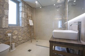 Shower, free toiletries, hair dryer, towels - Villa Chrisanto 1865 (Katouna)