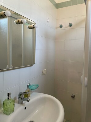 Family Duplex, Kitchen, Ground Floor | Bathroom | Shower, free toiletries, hair dryer, bidet - DURING HOME - Apartment in a farmhouse (Castelvetrano)