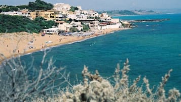 Beach nearby, white sand, beach bar