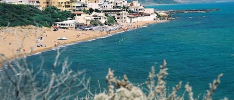 Beach nearby, white sand, beach bar