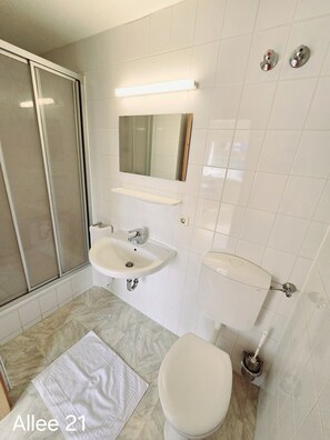 Douche, sĂšche-cheveux, serviettes fournies, savon