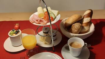 Frukost enligt egen beställning varje dag mot avgift