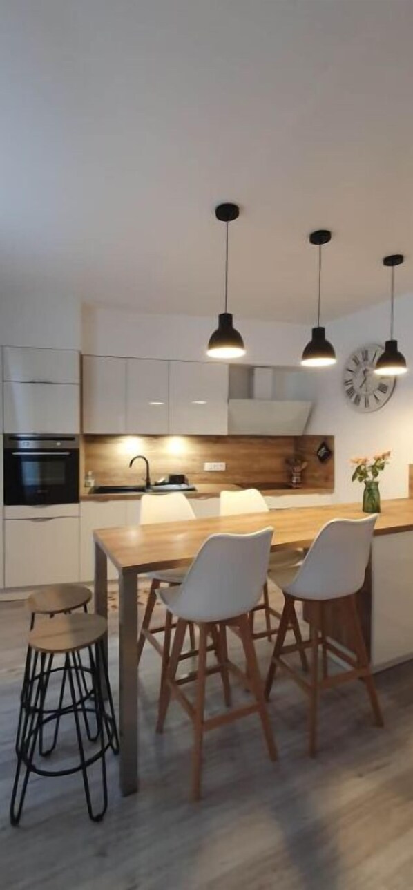 Een koelkast, een magnetron, een oven, een kookplaat