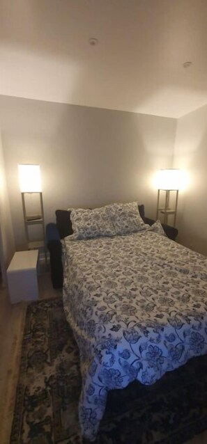 2 habitaciones, escritorio, tabla de planchar con plancha y wifi gratis 