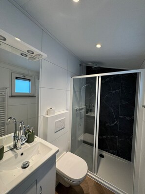 Douche, serviettes fournies, papier de toilette
