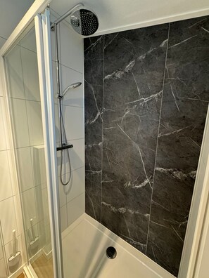 Dusche, Handtücher, Toilettenpapier