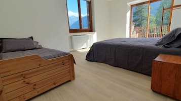 6 bedrooms, desk, iron/ironing board, free WiFi