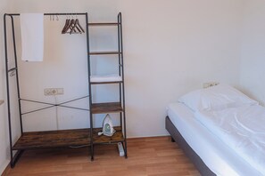 1 habitación, tabla de planchar con plancha, wifi gratis y ropa de cama