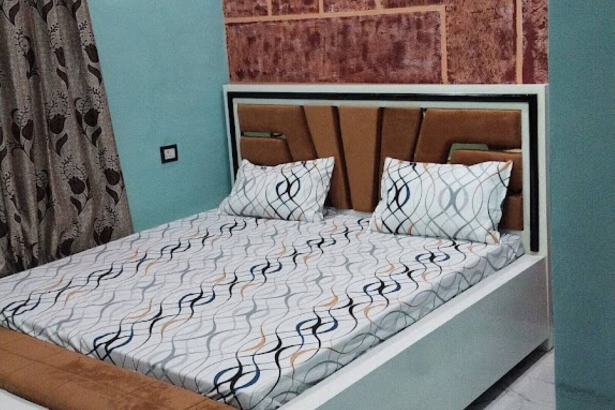 Premium bedding, WiFi (free), bed sheets