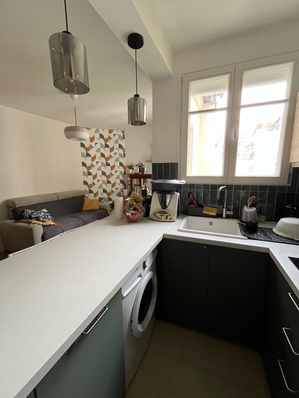 Frigorífico, microondas, horno y placa de cocina