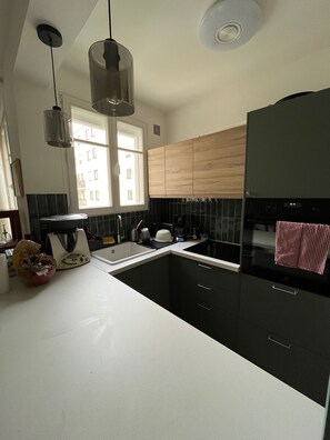 Frigorífico, microondas, horno y placa de cocina