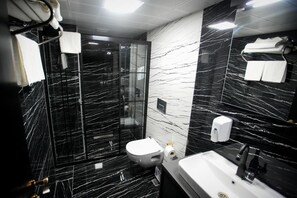 Whirlpool, Hydromassagedusche, Hausschuhe, Handtücher