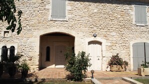 Exterior detail - Le Mas de la Coquille (Castries)