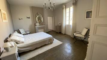 6 bedrooms, bed sheets