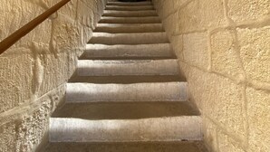 A stone staircase with a wooden handrail leading to a doorway at the top. - Le Mas de la Coquille (Castries)