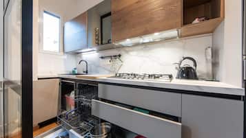 Full-sized fridge, microwave, oven, stovetop