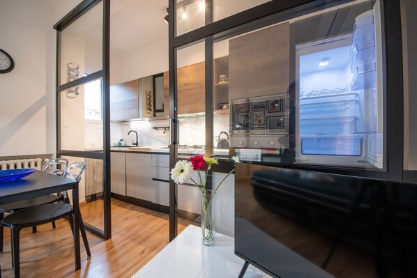 Full-size fridge, microwave, oven, stovetop