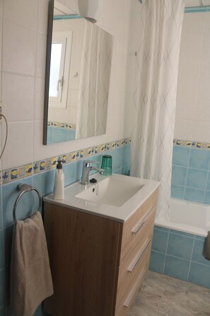Secador de cabelo, bidê, toalhas de banho, sabonete