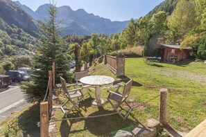Outdoor dining - Chez Philou Appartement Tout Équipé de 3 Chambres Pour 6 Personnes a Gavarnie (Gavarnie-Gèdre)