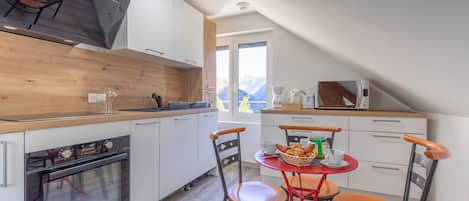 Jääkaappi, mikroaaltouuni, uuni, liesi