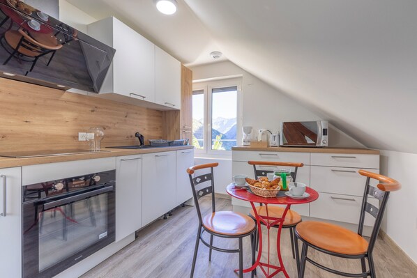 Fridge, microwave, oven, stovetop - Chez Philou Appartement Tout Équipé de 3 Chambres Pour 6 Personnes a Gavarnie (Gavarnie-Gèdre)