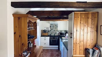 Cottage | Privékeuken | Een koelkast, een vaatwasser, een waterkoker, een broodrooster