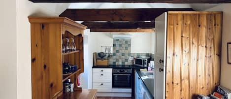 Cottage | Private kitchen | Fridge, dishwasher, electric kettle, toaster