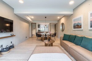 TV, offices - w* | Amazing 2BR with modern deco in Condesa (Ciudad de México)