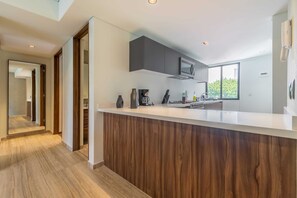 Kühlschrank, Mikrowelle, Herdplatte, Kochgeschirr/Geschirr/Besteck