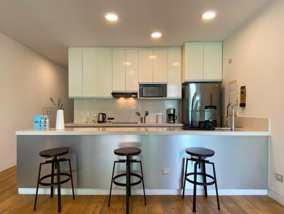 Kjøleskap, mikrobølgeovn, ovn og kokeplater